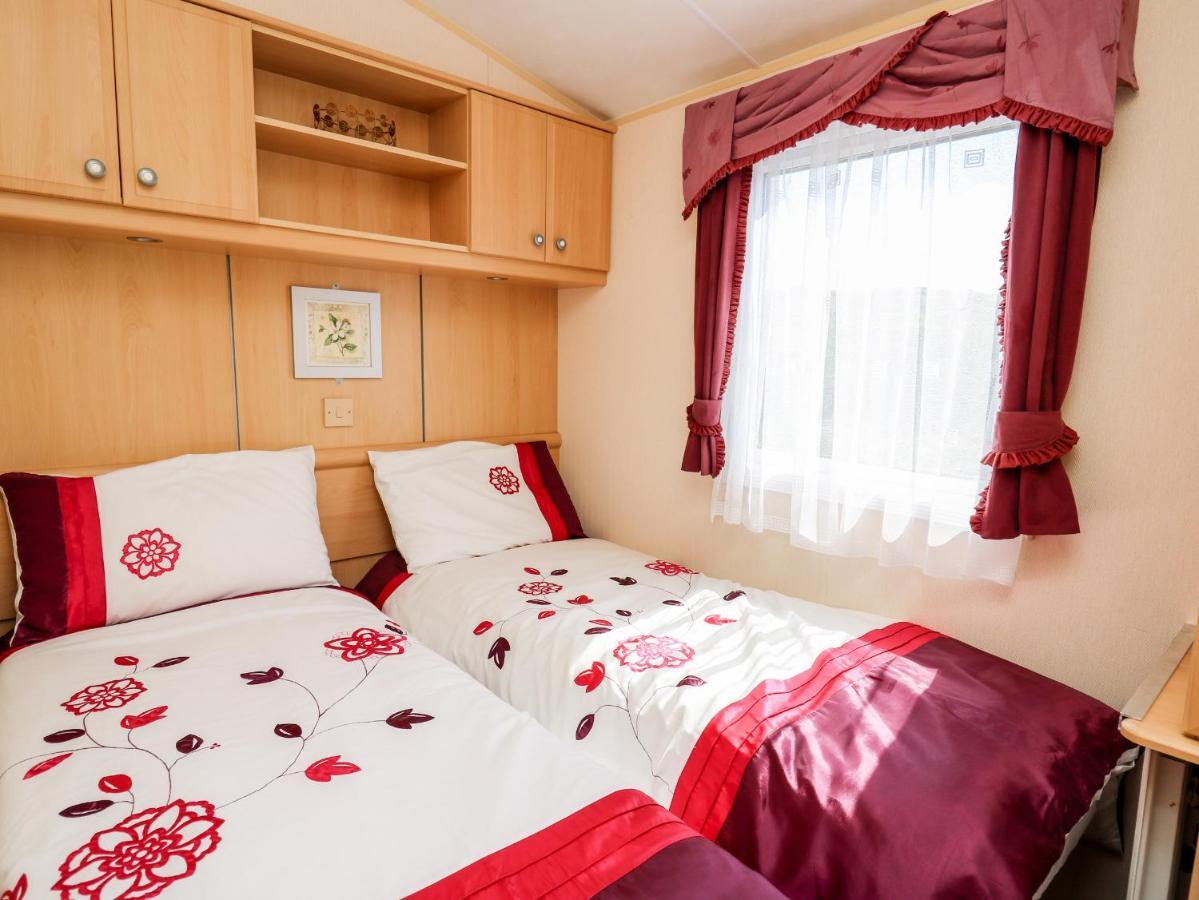 The Lodge Лланелли Экстерьер фото